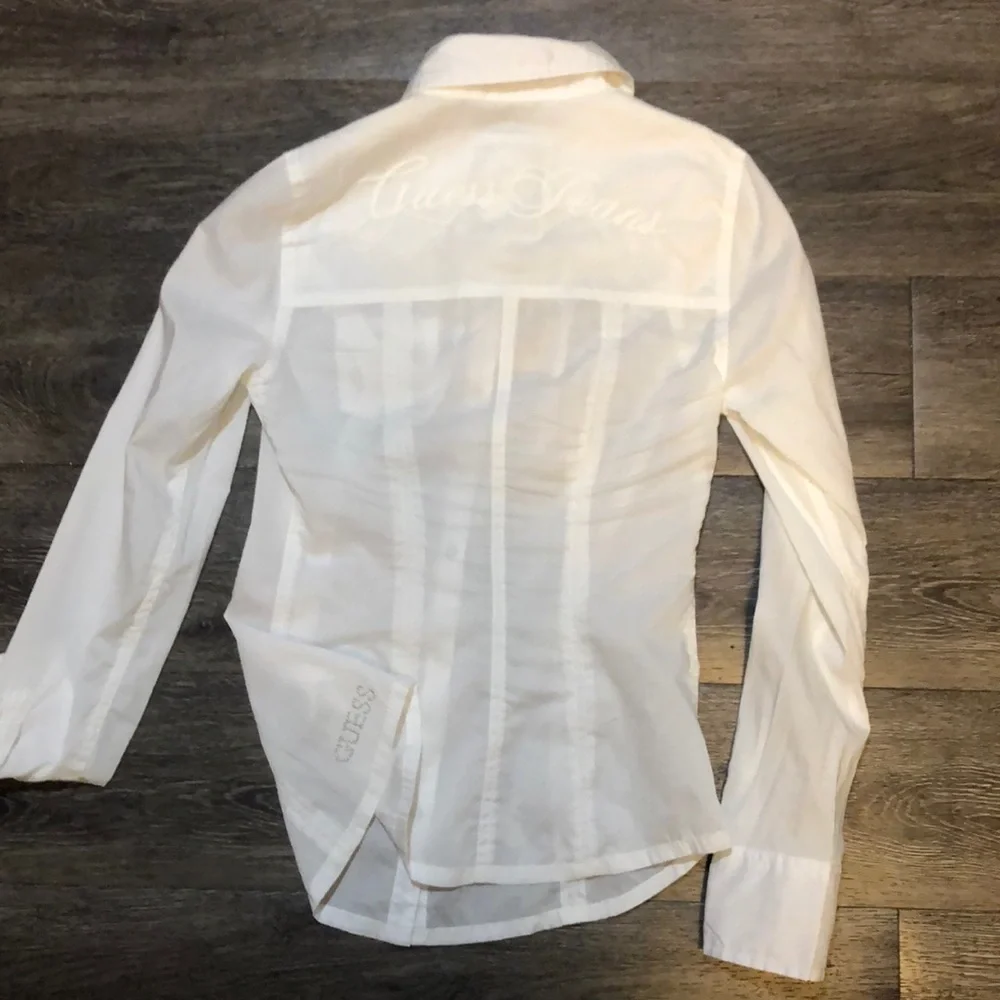 ⭐️NWT white button up Guess top ⭐️ - Picture 3 of 5